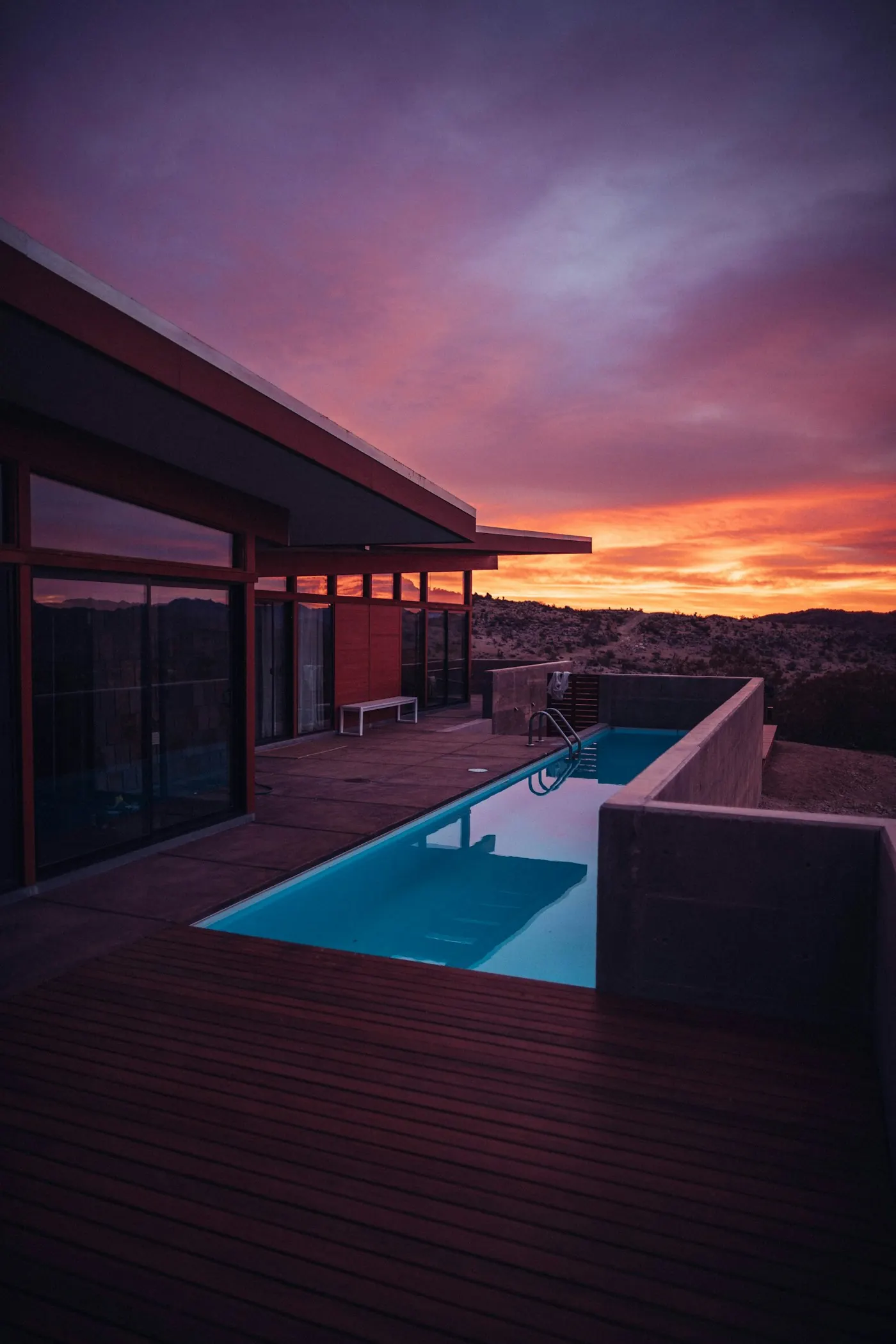 Terrasse mit Pool bei Sonnenuntergang