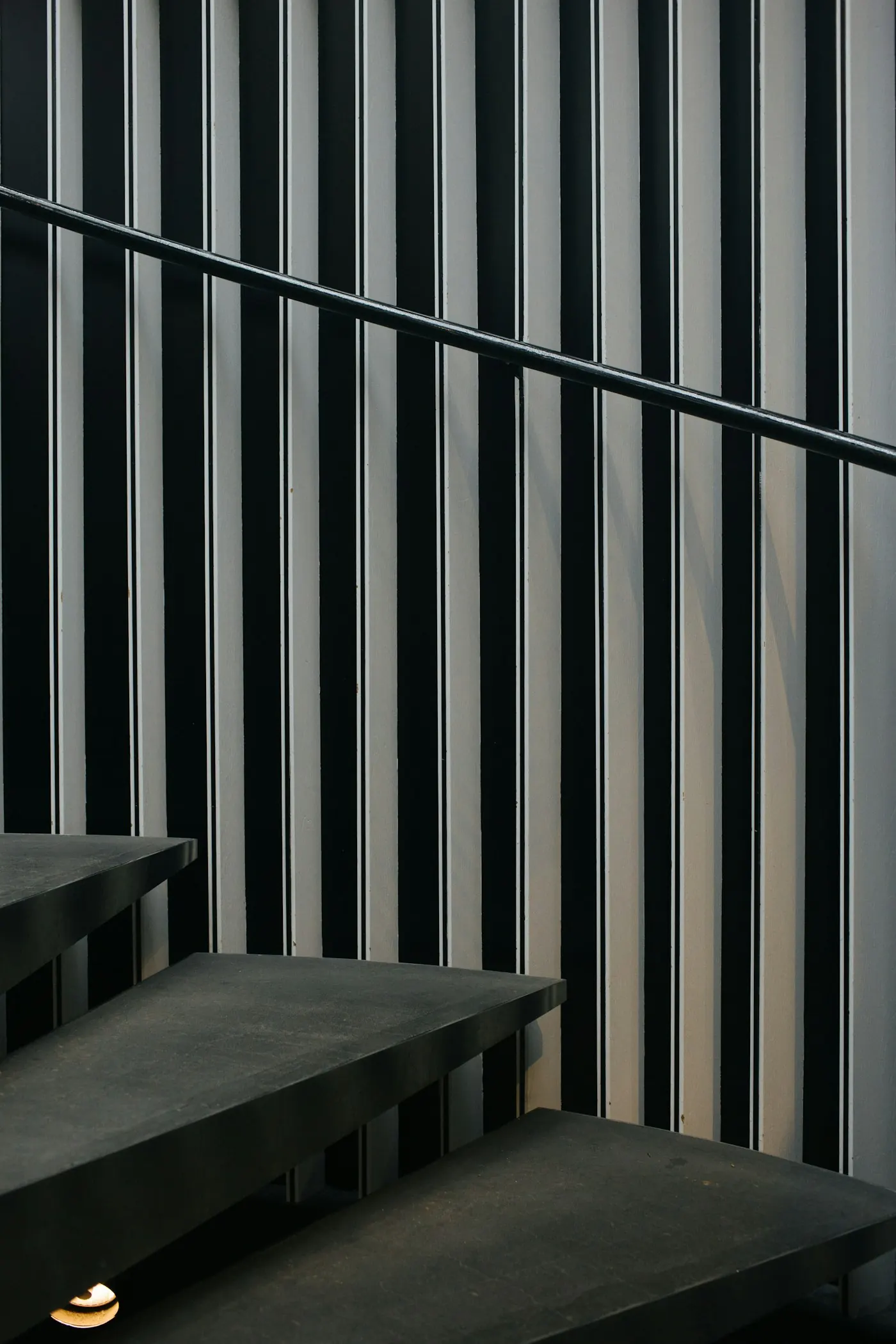 Treppe mit Holzlamellen im Gegenlicht